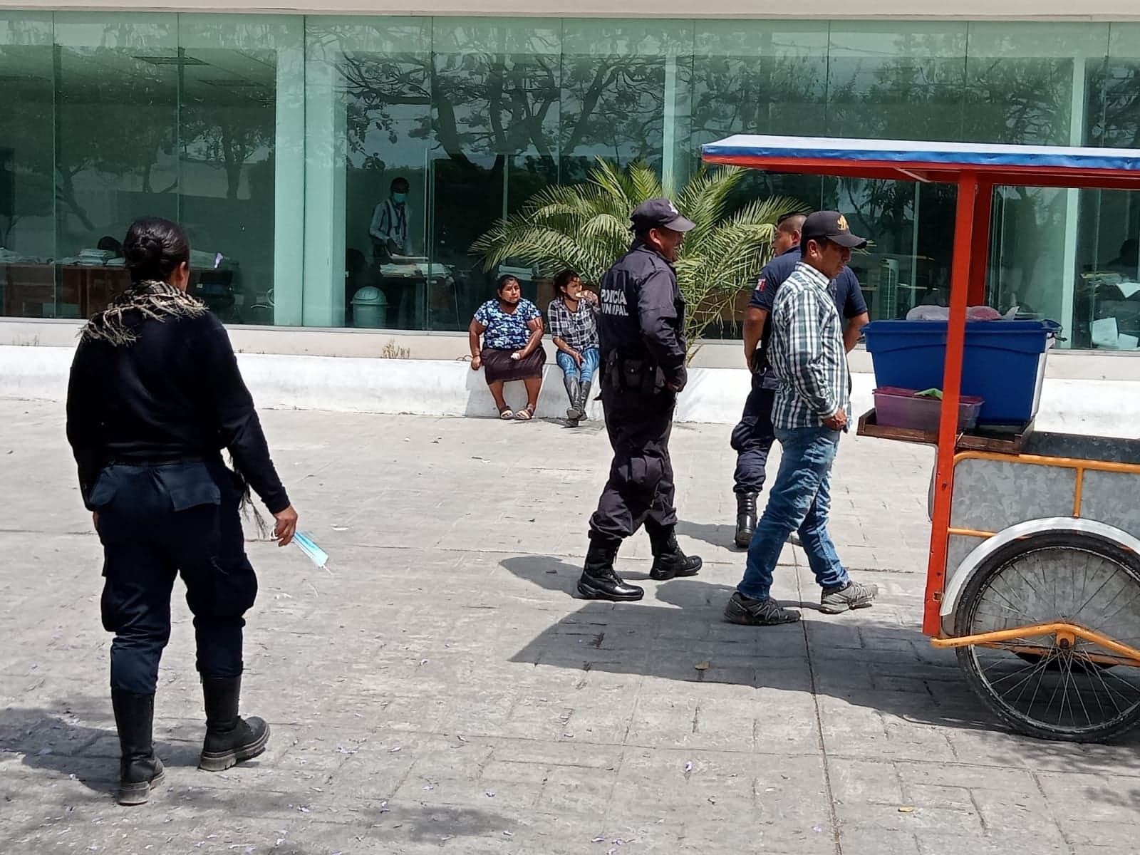 Comparecen 11 policías municipales de Zoquitlán por suicidio de menor detenido