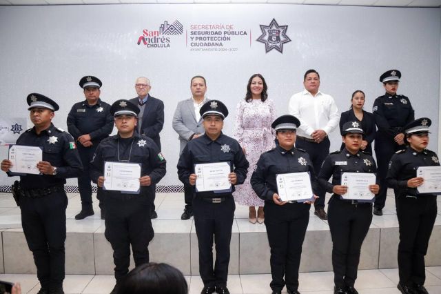 Lupita Cuautle Entrega Kits de Uniformes a policías de San Andrés Cholula