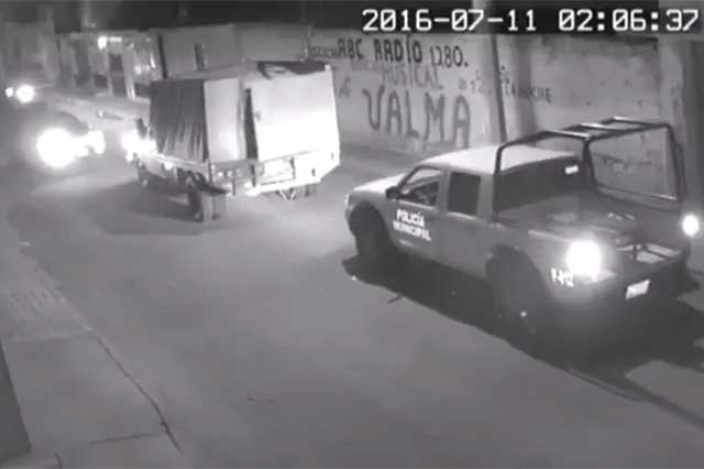 Video muestra a policías de Amozoc que escoltaban a huachicoleros
