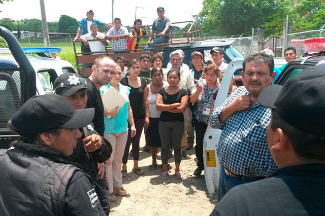 Retienen a policías de Z. Mena cuando exigieron a gente no votar