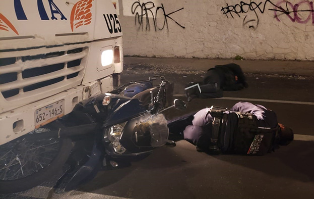Ruta 77-A embiste a dos policías municipales en Puebla capital