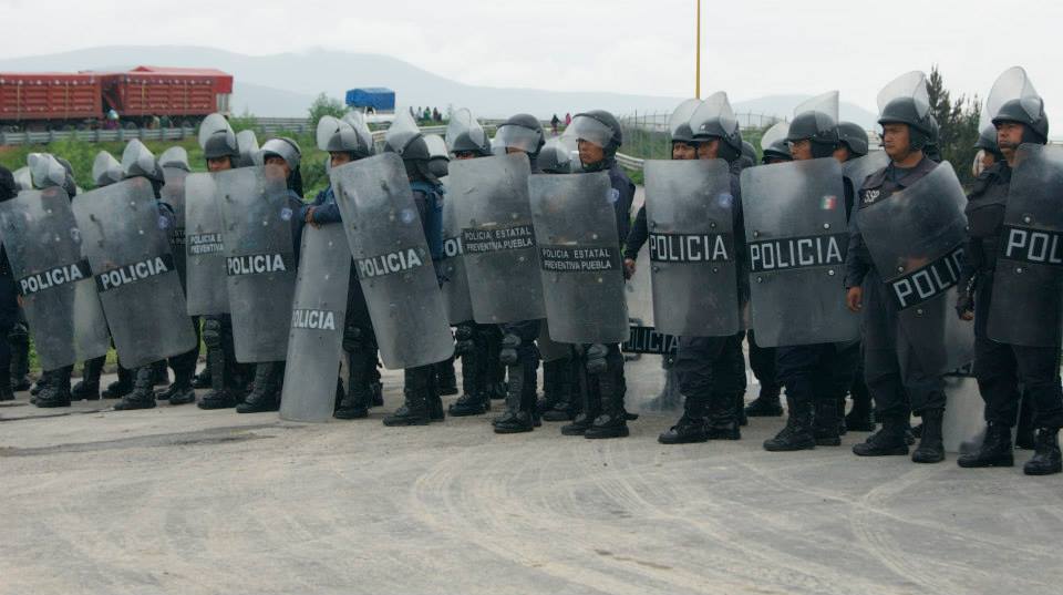 Violento desalojo deja seis detenidos y varios heridos en el CIS de Tehuacán