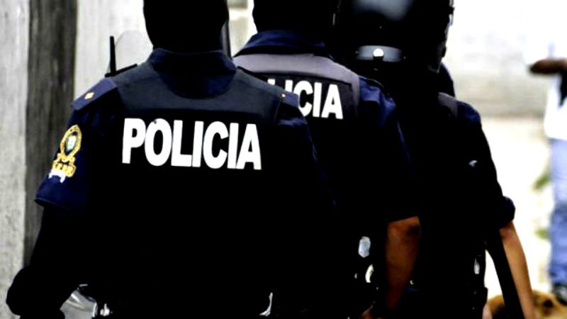 Casi linchan a policías por extorsionar comerciantes en Balcones del Sur