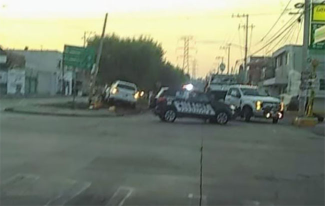 Embisten a motociclista y termina sin vida, derribando semáforo en Puebla