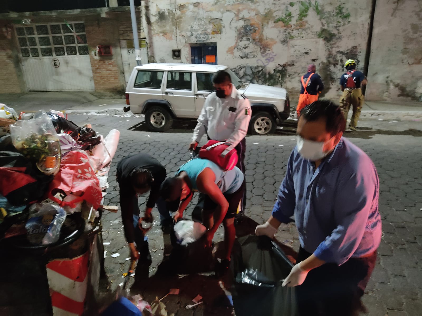 Ponen a personal de seguridad pública a recolectar basura en Tehuacán