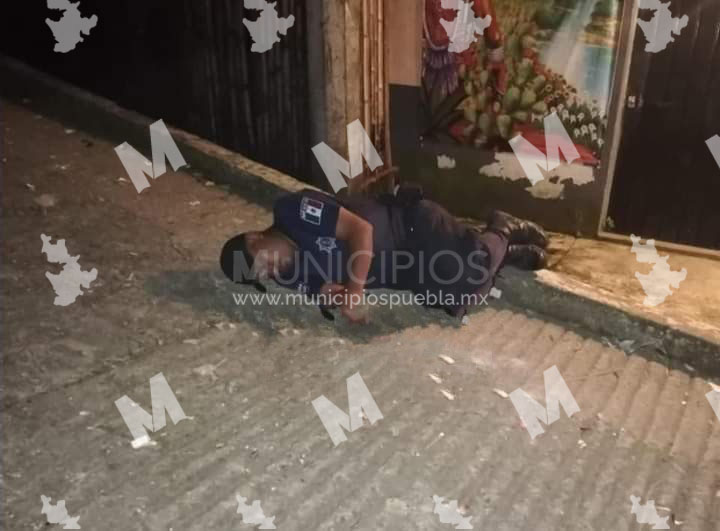 Captan a policía municipal de Olintla ebrio y durmiendo afuera de bar