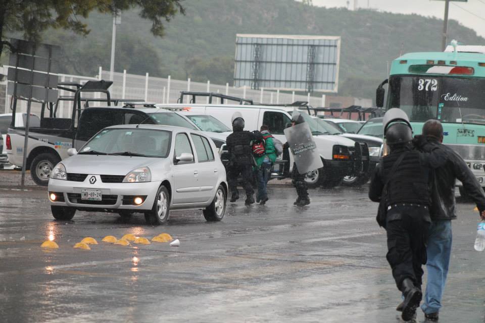 Violento desalojo deja seis detenidos y varios heridos en el CIS de Tehuacán