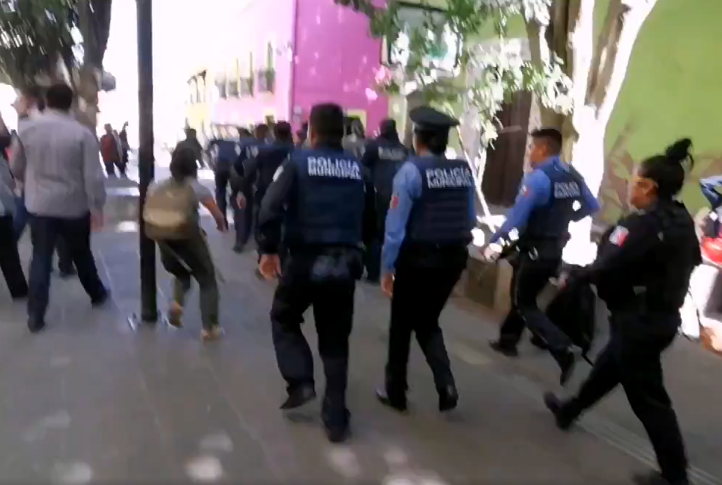Con exceso de fuerza, policías detienen a vendedor ambulante