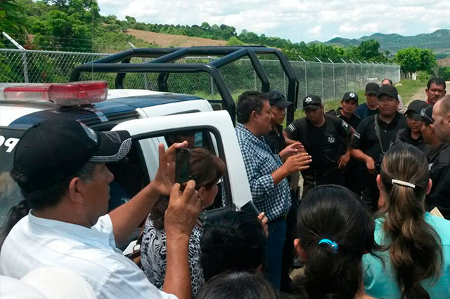 Retienen a policías de Z. Mena cuando exigieron a gente no votar