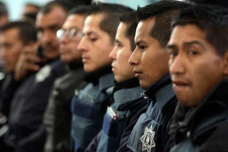 Sólo 4 de 10 policías aprueban el examen de confianza: Edil de  Calpan