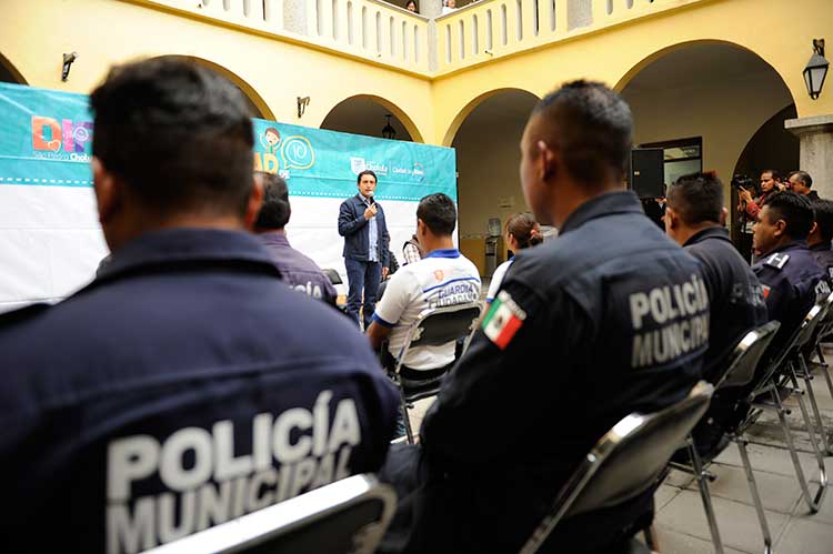 Reciben policías de San Pedro Cholula útiles escolares para sus hijos