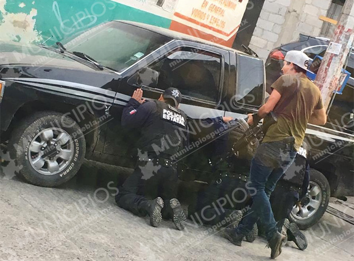 Comando plagia policías y roba comercios en Juan Galindo