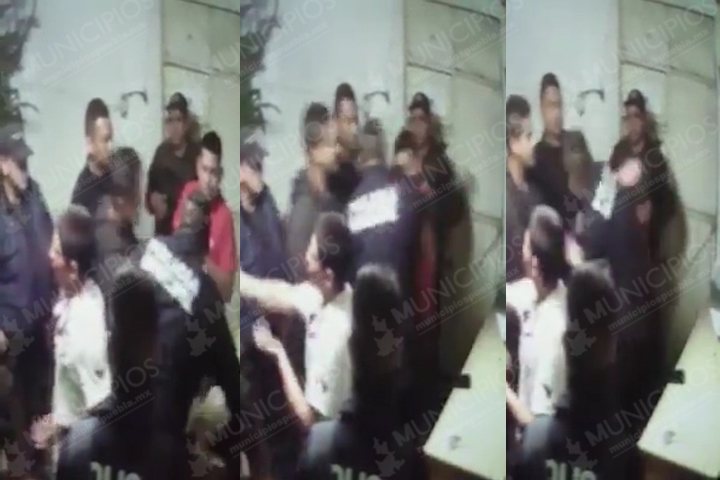 VIDEO Policías golpean a joven en Tepeojuma