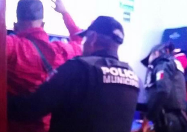 En conflicto por predio muerden y amenazan a policías de Atlixco