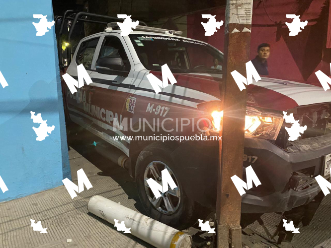 Policías ebrios chocan contra bolardos y un poste en Tehuacán