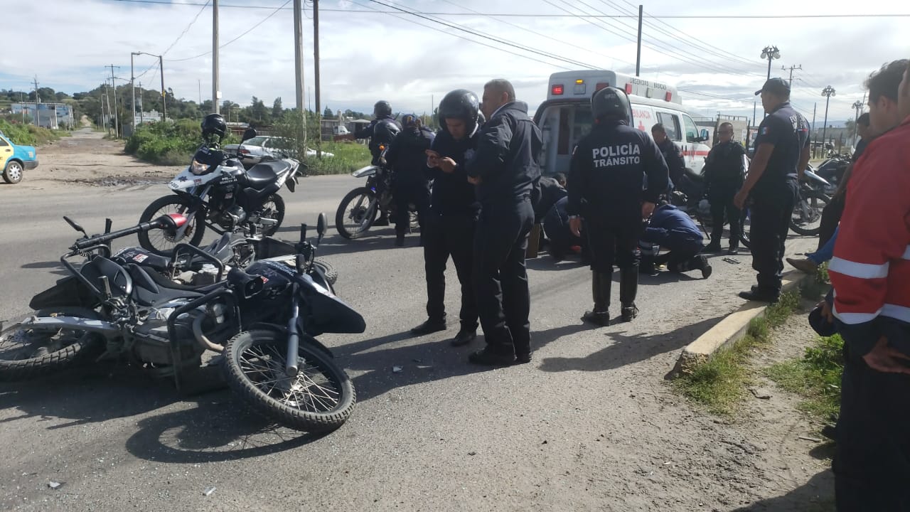 Por ir platicando policías de Texmelucan estampan sus motos contra auto