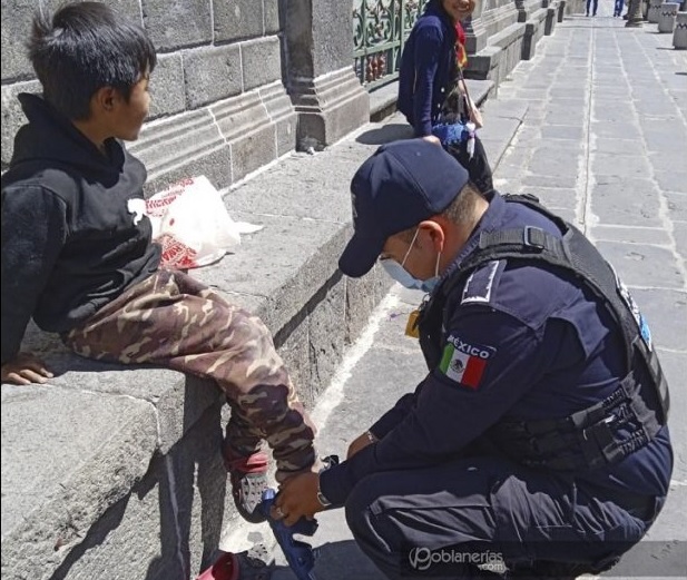 Reconocen a policía que regaló sandalias a un niño en Puebla