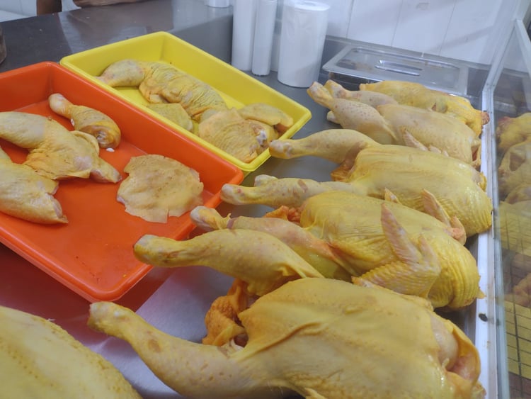 Precio del pollo se mantiene estable debido a bajas ventas en Tehuacán