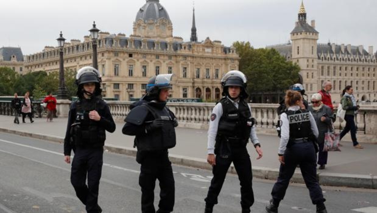 Matan a 4 policías en ataque con cuchillo en estación de policía en París