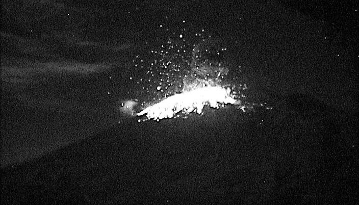 VIDEO Registra Popocatépetl 4 explosiones en un día