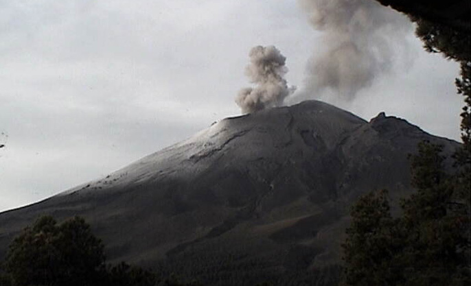 Registran 4 explosiones del Popocatépetl; dos esta mañana
