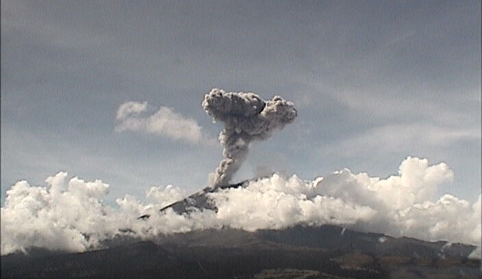 Registran dos explosiones del Popocatépetl