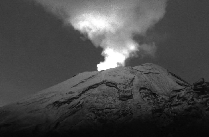 Popocatépetl registra 64 exhalaciones y presencia de incandescencia