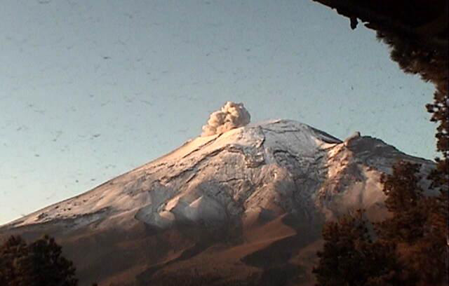 Popocatépetl registra sismo y 82 exhalaciones en 24 horas