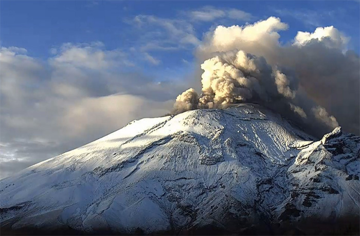 VIDEO Popocatépetl registra exhalación continua de gases volcánicos 