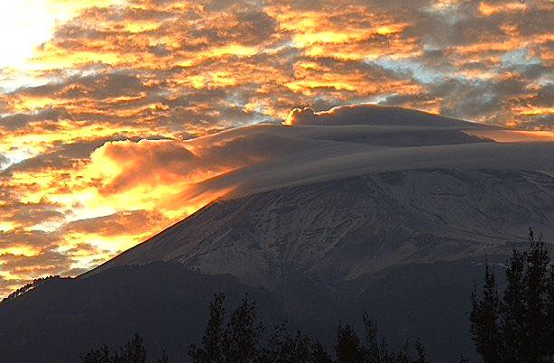 VIDEO Popocatépetl se cubrió con impresionante nube lenticular
