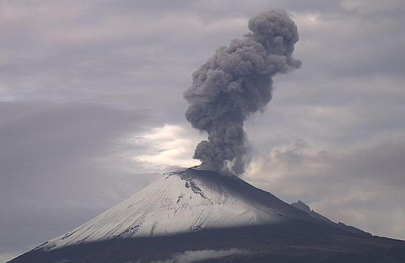 Registran 147 exhalaciones y una explosión en el Popocatépetl