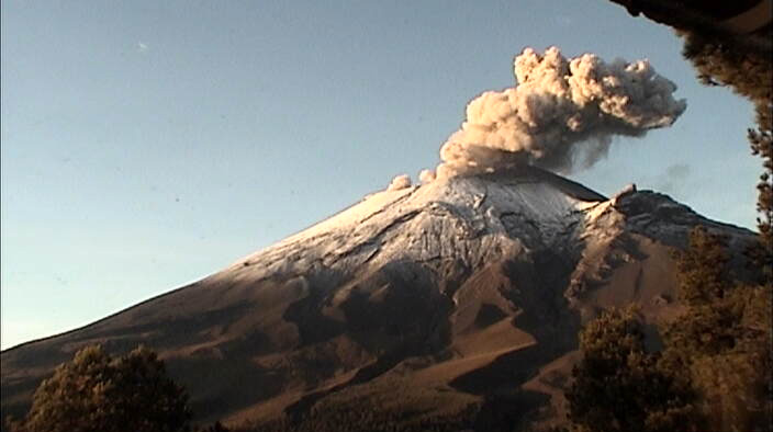 Registra Popocatépetl siete explosiones