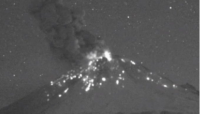 VIDEO Captan explosión del Popocatépetl de madrugada