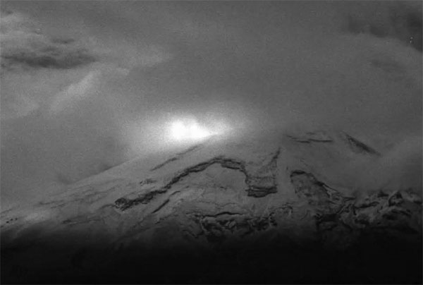 Popocatépetl registra incandescencias en el cráter de madrugada