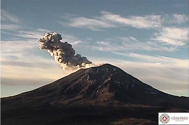 Registra el Popocatépetl 5 explosiones y arroja material incandescente