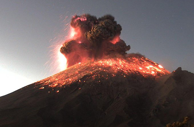 VIDEO Popocatépetl amanece con impresionante explosión 
