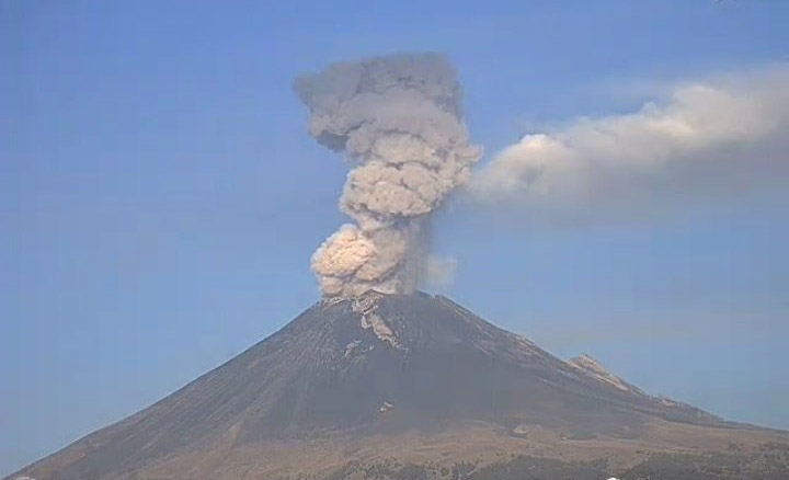 VIDEO Registran dos explosiones del Popocatépetl esta mañana
