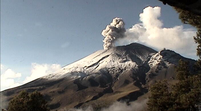 Registra Popocatépetl cinco explosiones matutinas