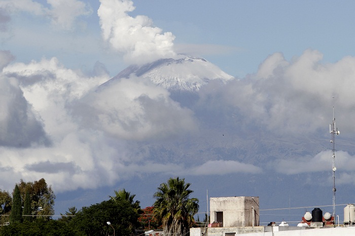 Cae aguanieve y ceniza cerca del Volcán Popocatépetl