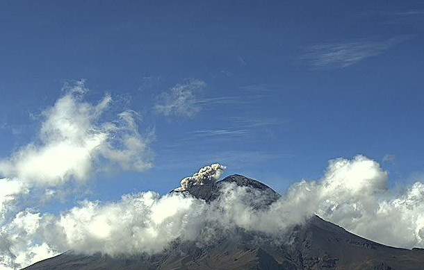 Popocatépetl registra 100 exhalaciones en 24 horas