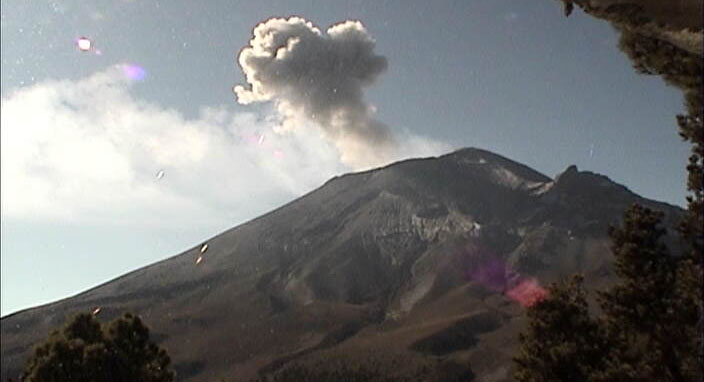 VIDEO Popocatépetl registra 2 explosiones esta mañana