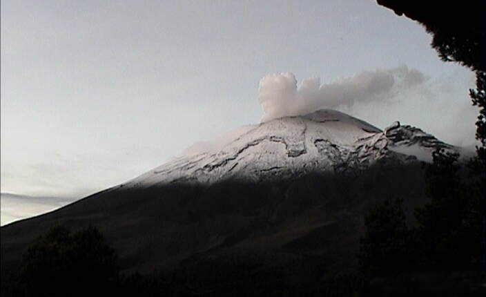 Registran 16 explosiones del Popocatépetl en 24 horas