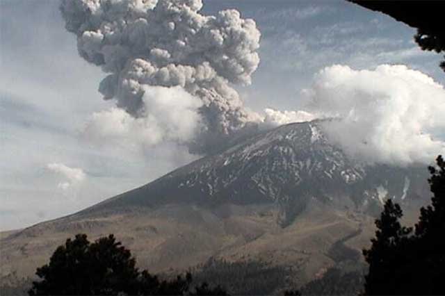 Cae ceniza en Puebla por 3 explosiones del Popocatépetl