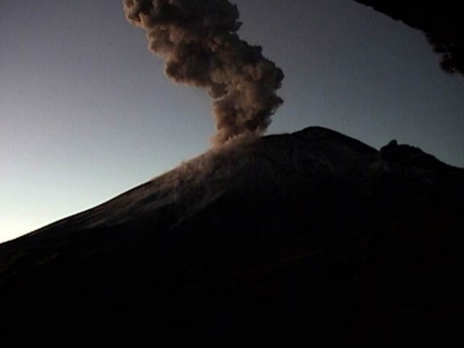 Popocatépetl  lanza fumarola de 2,500 metros de altura