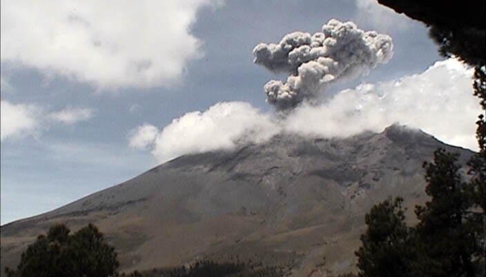 Registra Popocatépetl explosión que generó columna de ceniza de 1.5 km