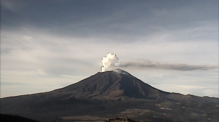 Emite Popocatépetl 132 exhalaciones con poca ceniza