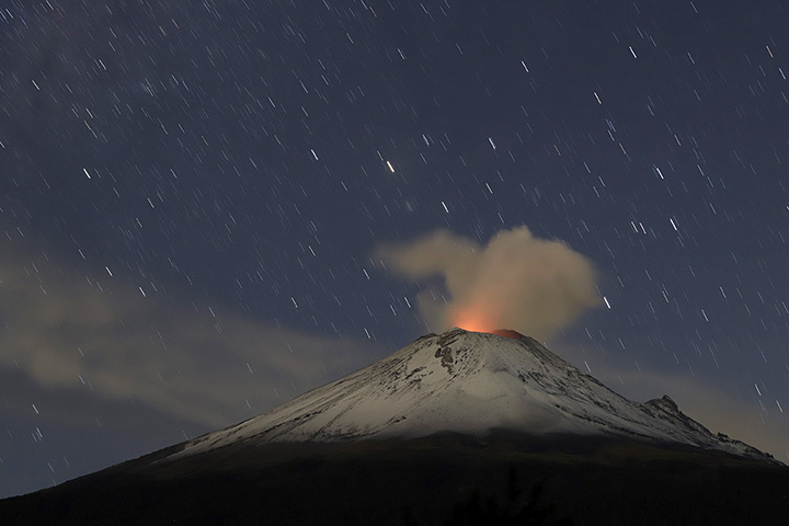 VIDEO Popocatépetl registra 5 explosiones en 24 horas