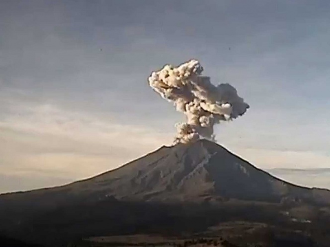 VIDEO Explosión del Popocatépetl forma columna de 1.5 kilómetros