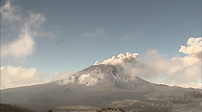 VIDEO Registran 3 explosiones moderadas del Popocatépetl