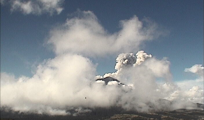 Registran 5 explosiones en el Popocatépetl con fragmentos incandescentes